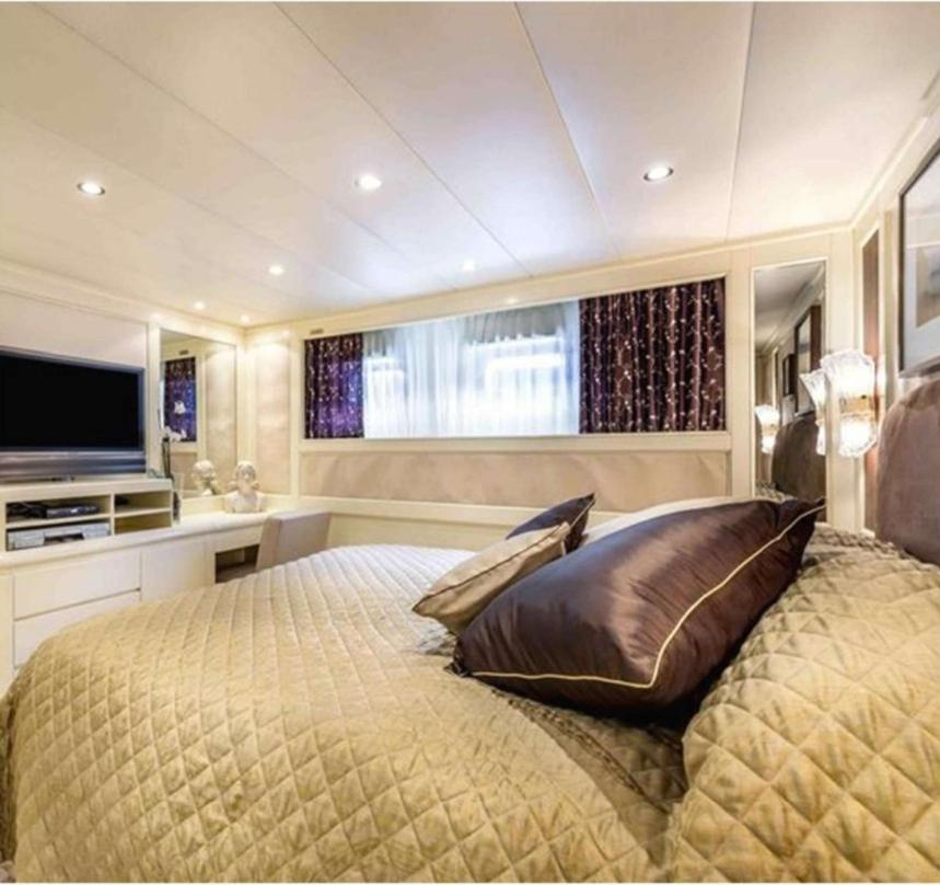 Riva 130 Botel